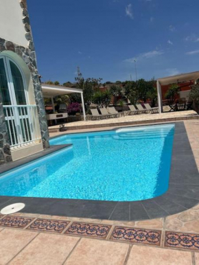Casa Macken con piscina climatizada y jacuzzi